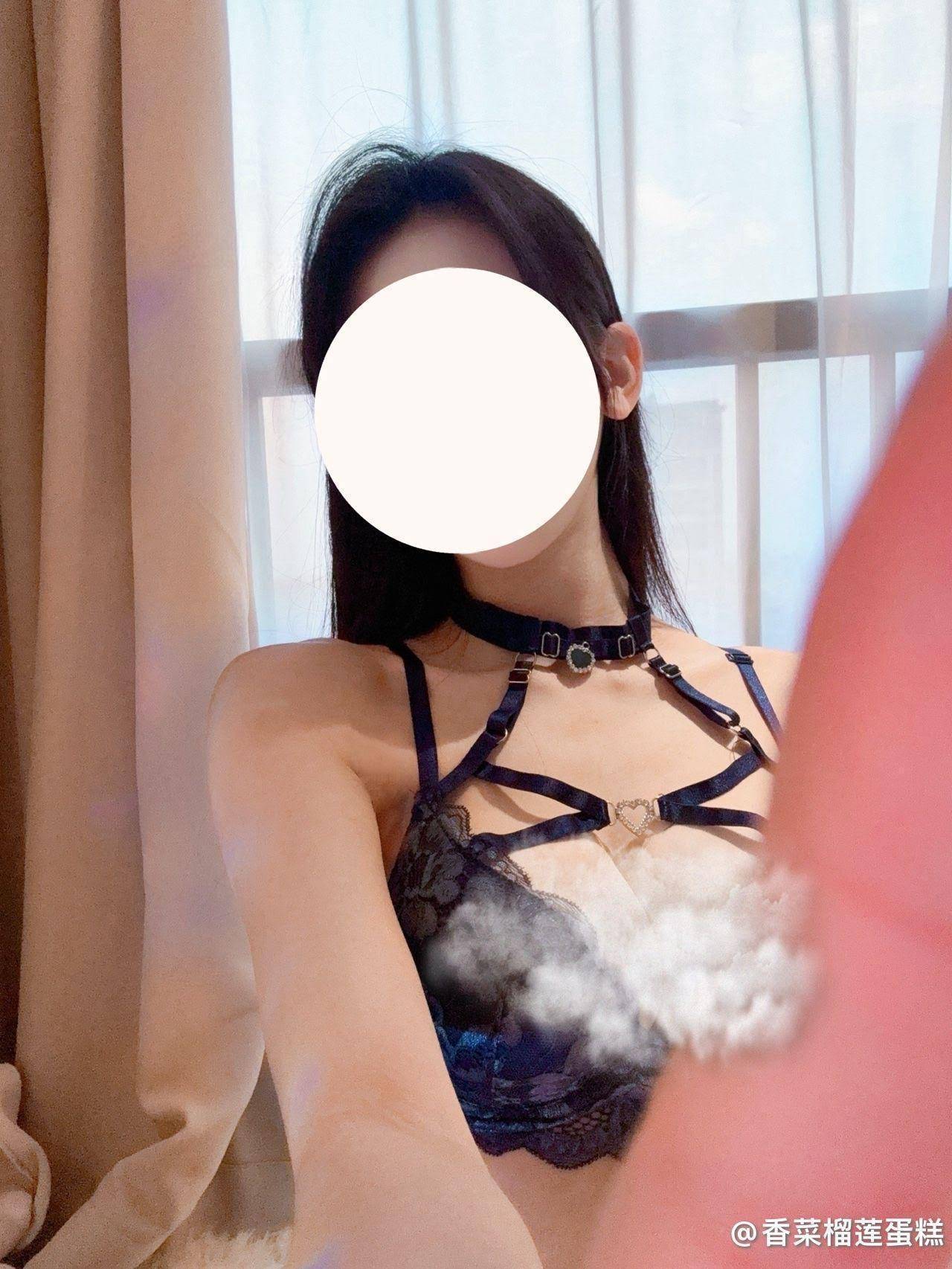 卿风 - 白色T恤蓝色吊带 第7张图片