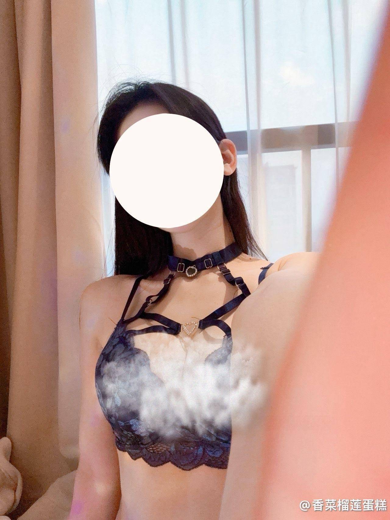 卿风 - 白色T恤蓝色吊带 第6张图片