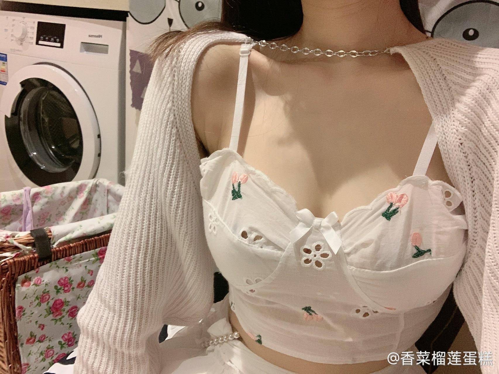 卿风 - 白色T恤蓝色吊带 第10张图片