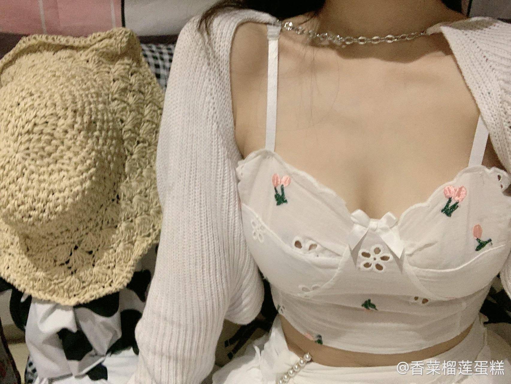 卿风 - 白色T恤蓝色吊带 第9张图片