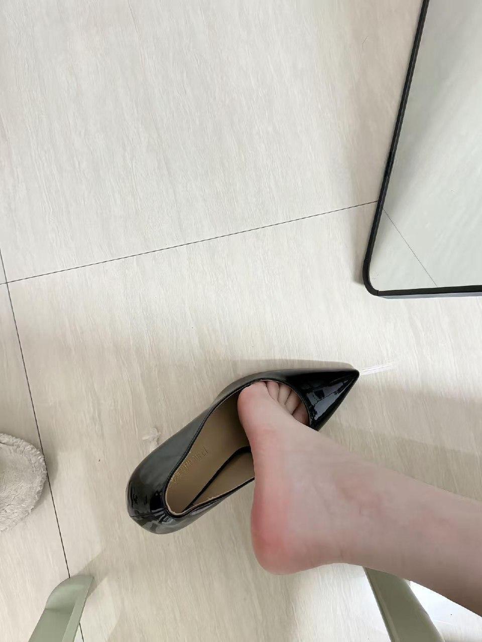 琳什么琳 - 红底高跟黑皮裙 第5张图片