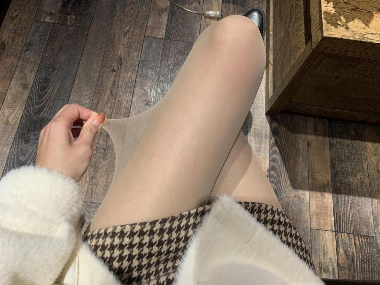 小仙女Elaine - 格子超短裙美腿 第2张图片