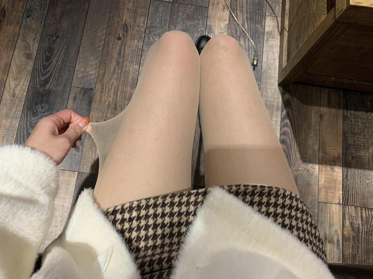 小仙女Elaine - 格子超短裙美腿 第6张图片
