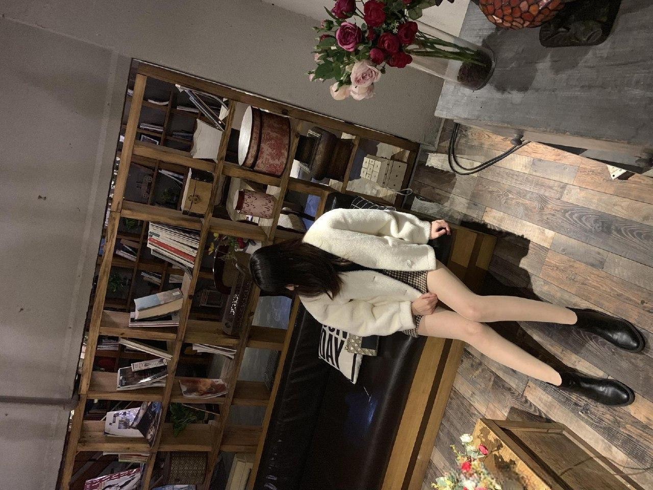 小仙女Elaine - 格子超短裙美腿 第7张图片