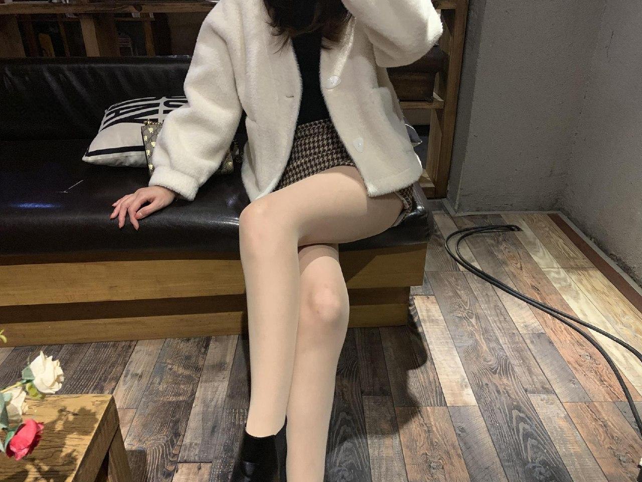 小仙女Elaine - 格子超短裙美腿 第8张图片