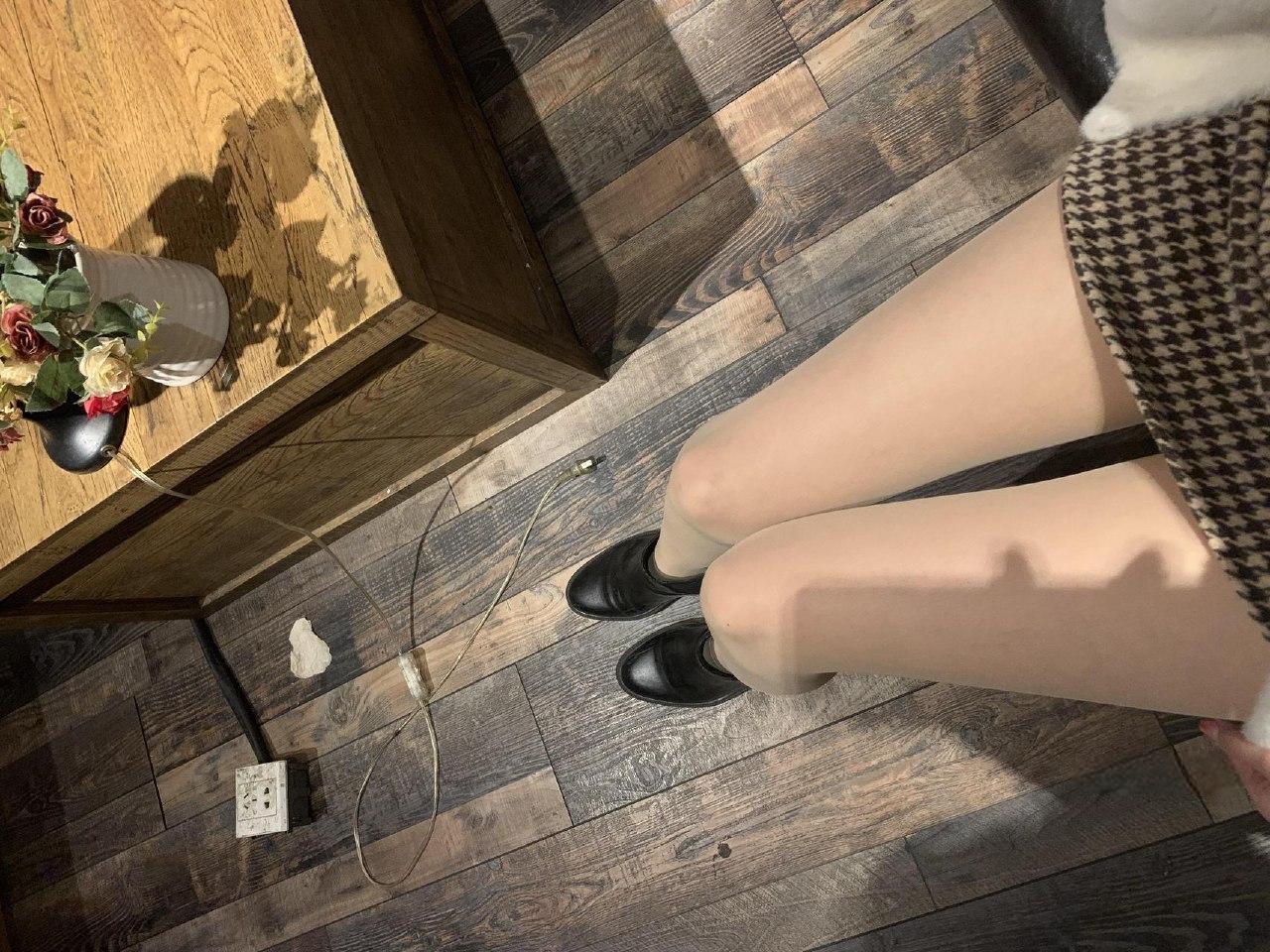 小仙女Elaine - 格子超短裙美腿 第9张图片
