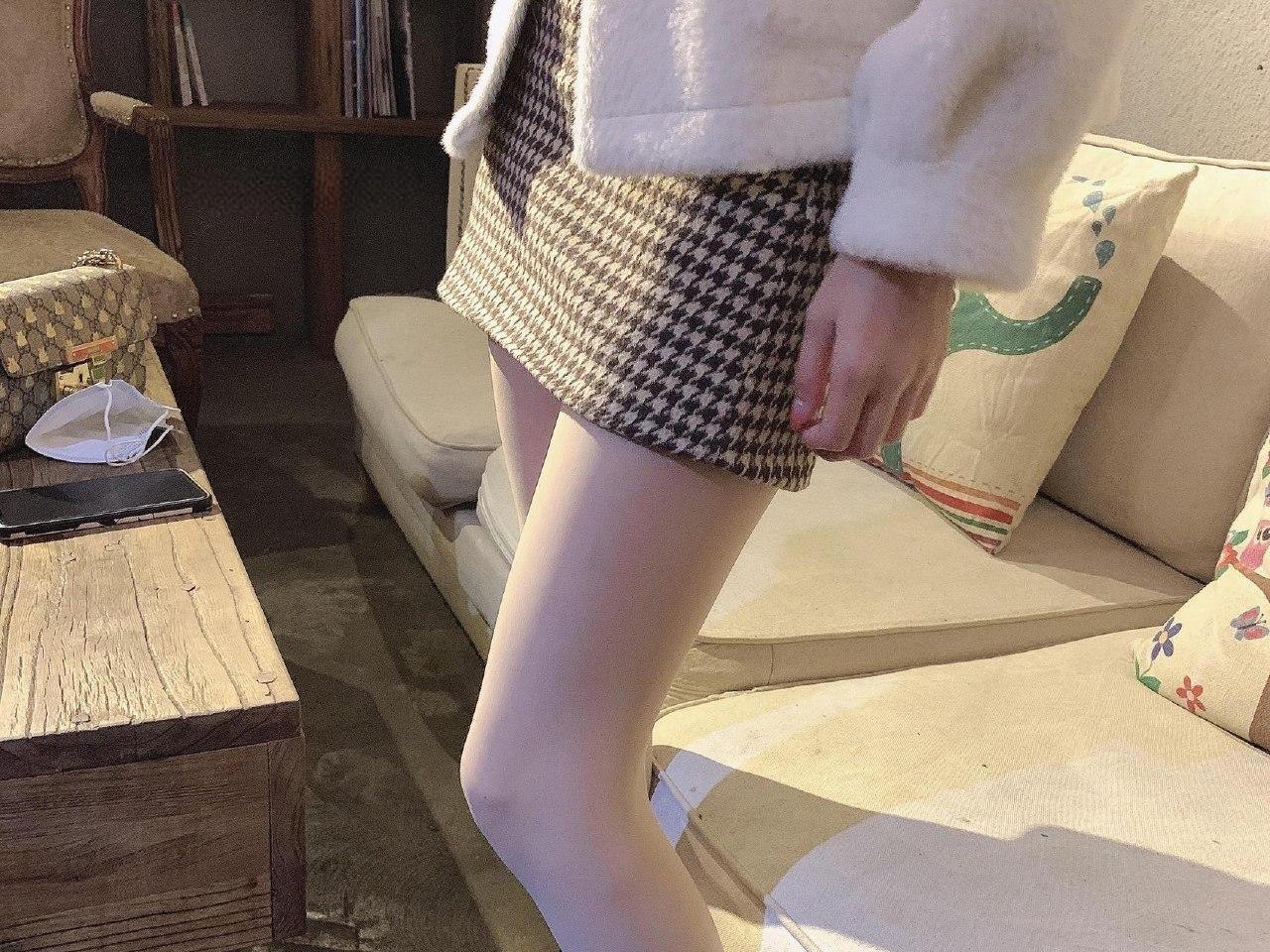 小仙女Elaine - 格子超短裙美腿 第11张图片