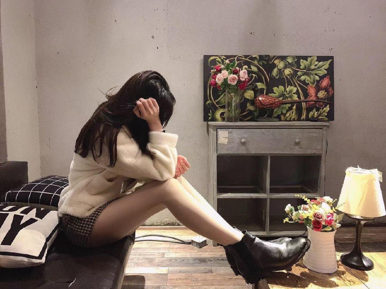 小仙女Elaine - 格子超短裙美腿 第16张图片