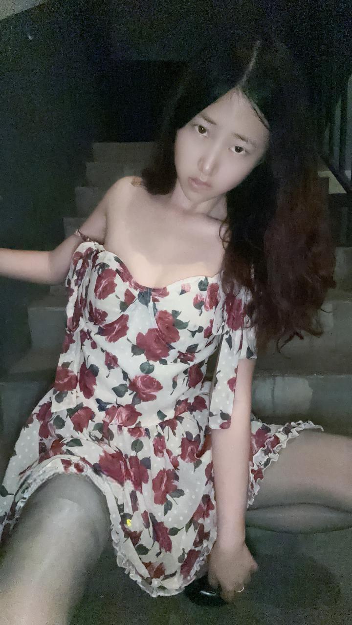 柯宝碎碎念 - 花朵吊带裙 第3张图片