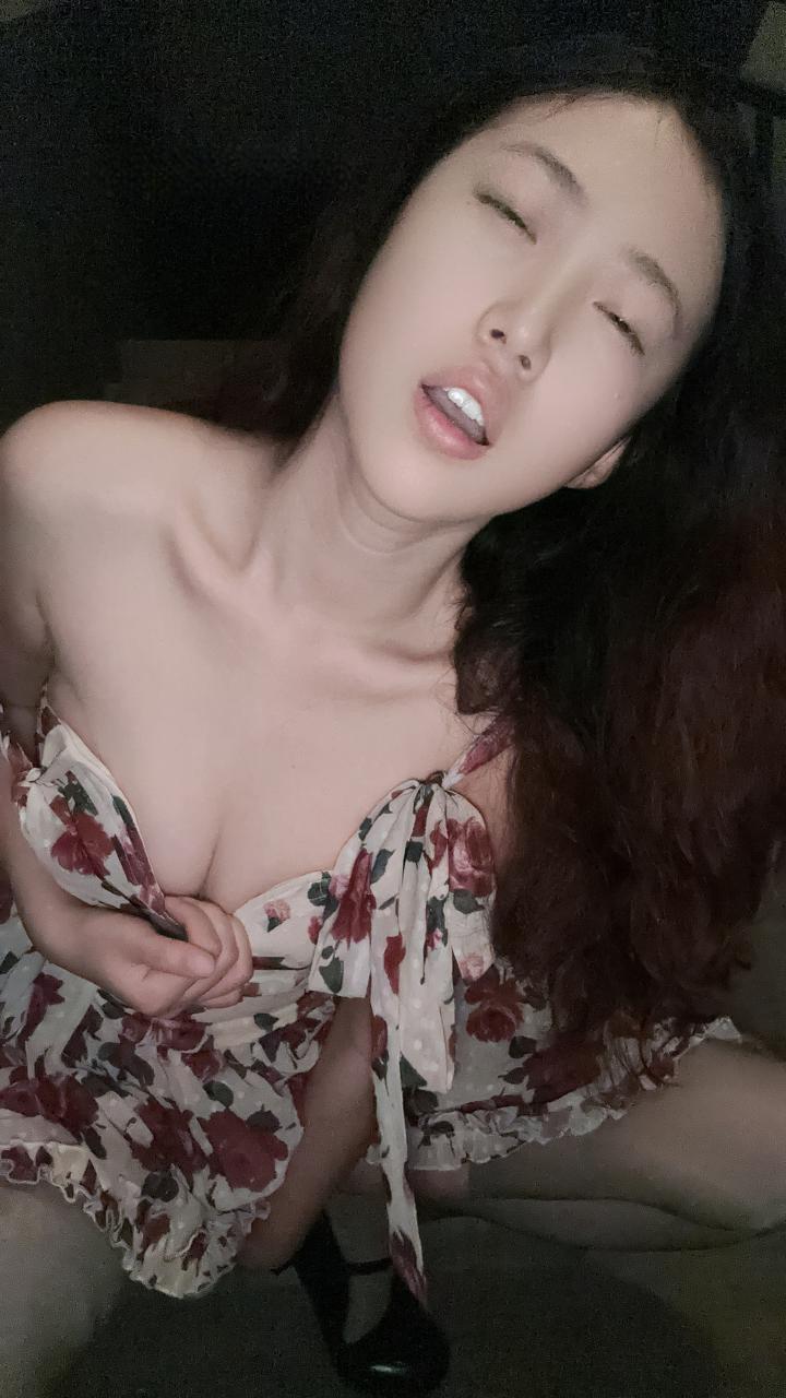 柯宝碎碎念 - 花朵吊带裙 第2张图片
