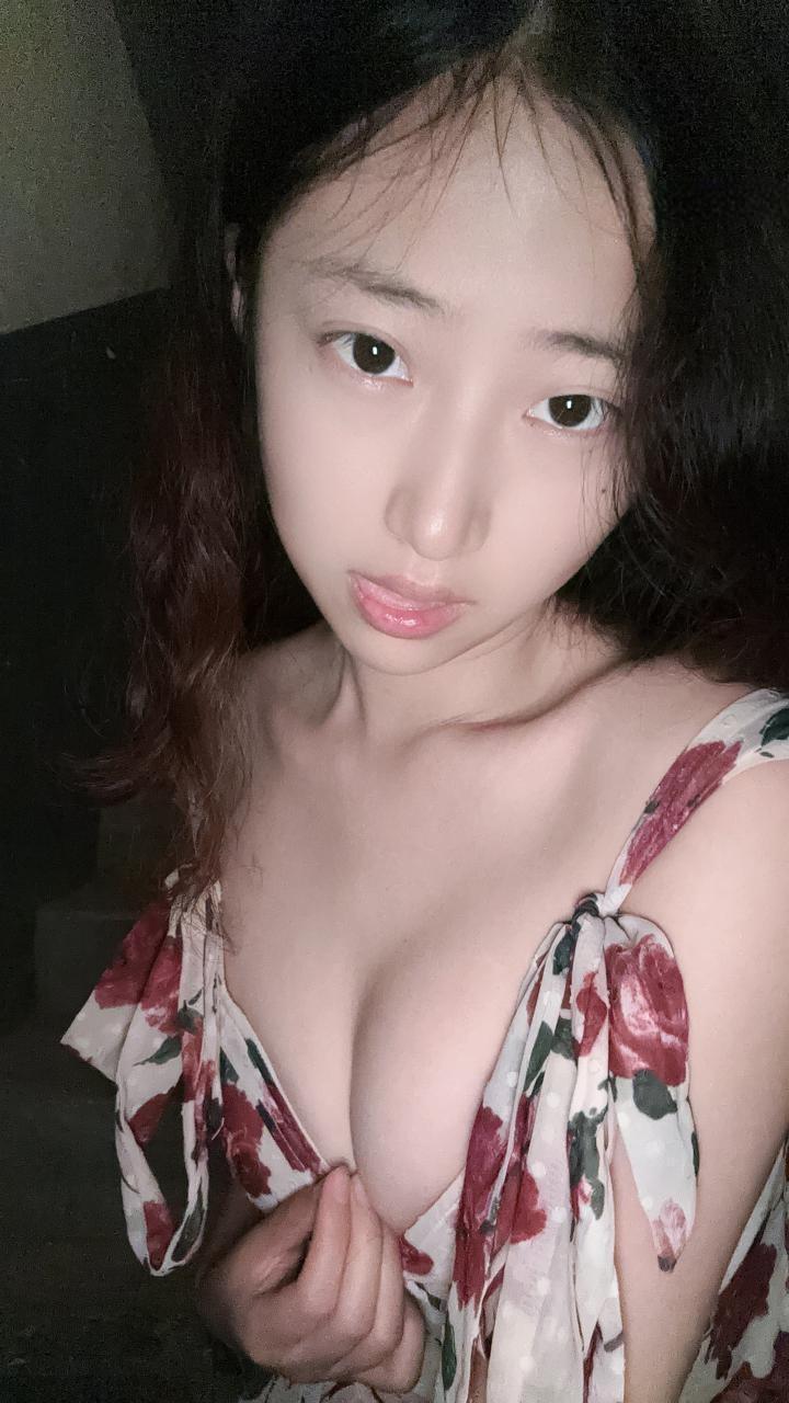 柯宝碎碎念 - 花朵吊带裙 第8张图片