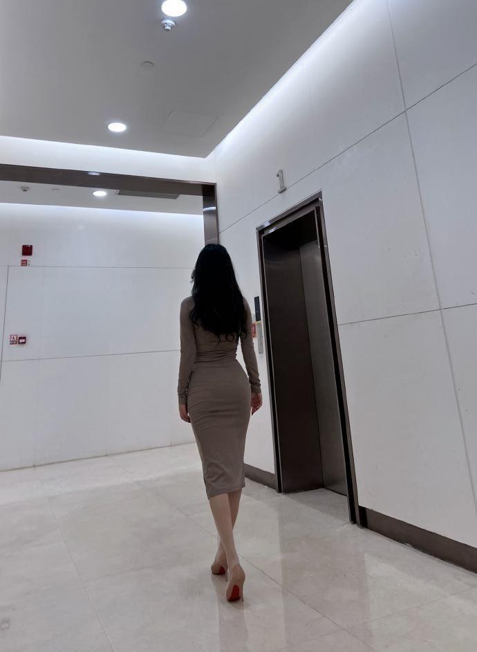 闪闪闪 - 紧身裸色长袖连衣裙 第7张图片