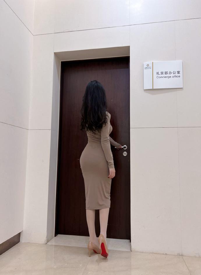 闪闪闪 - 紧身裸色长袖连衣裙 第9张图片