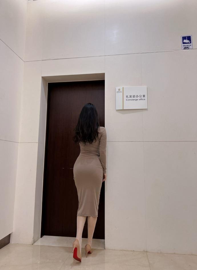 闪闪闪 - 紧身裸色长袖连衣裙 第8张图片