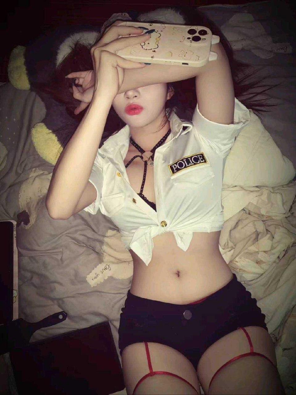 多加香菜 - 露腰女警花 第2张图片