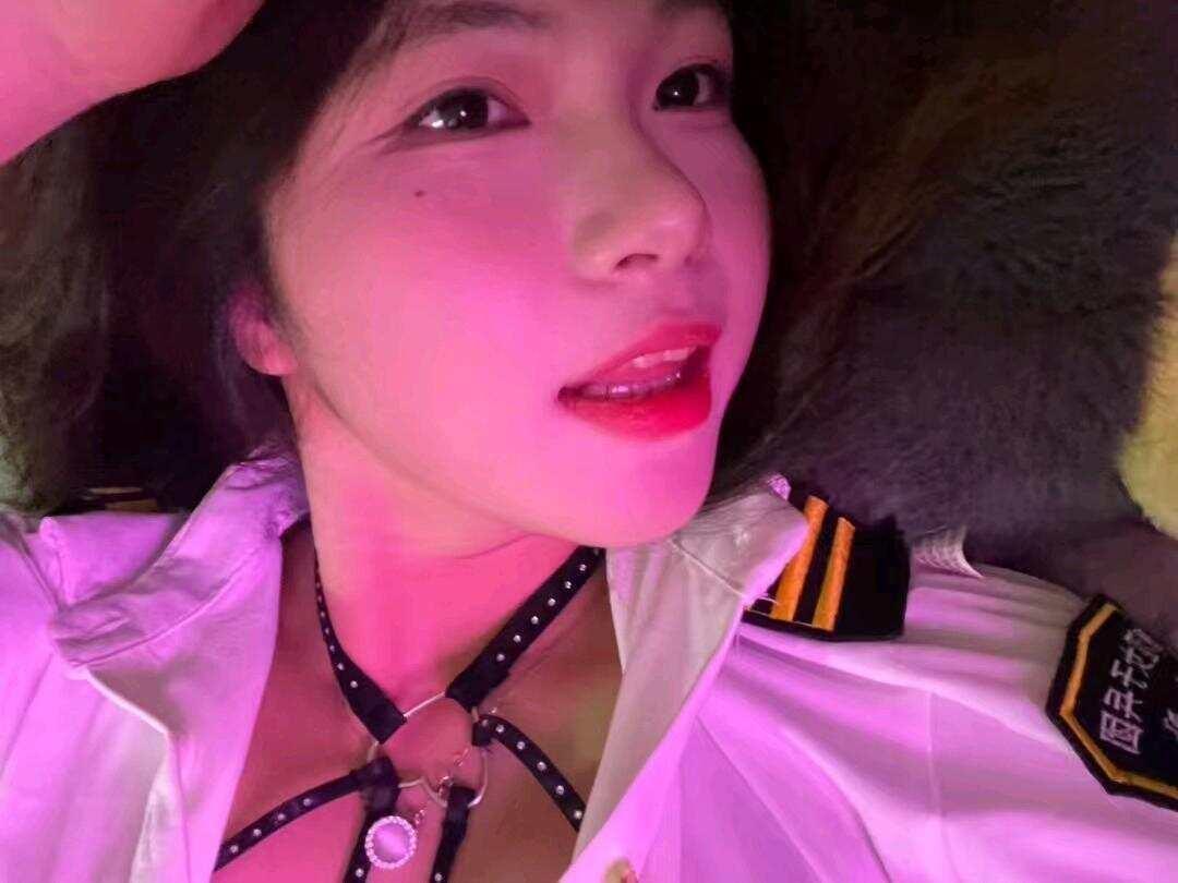 多加香菜 - 露腰女警花 第7张图片