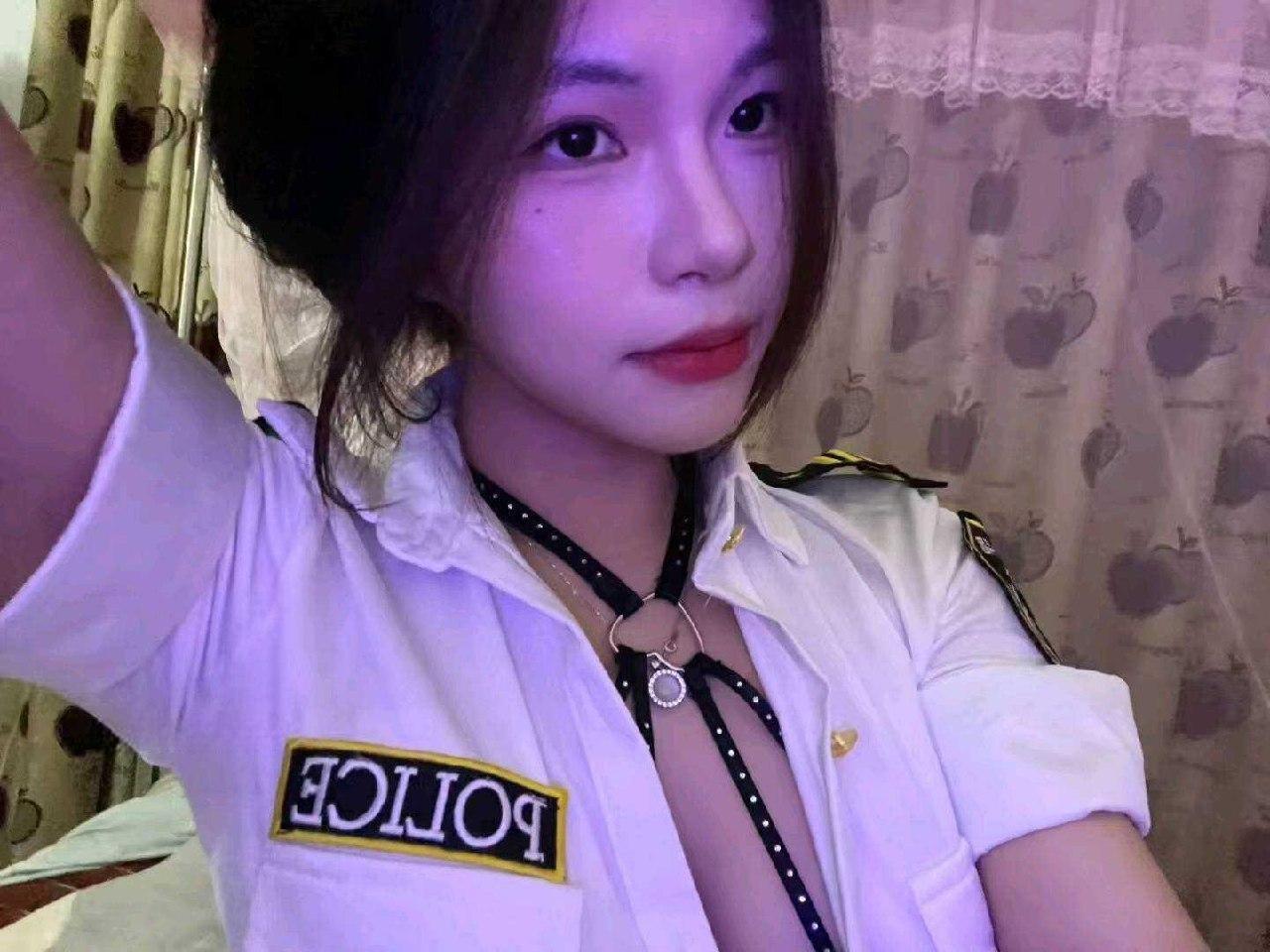 多加香菜 - 露腰女警花 第8张图片