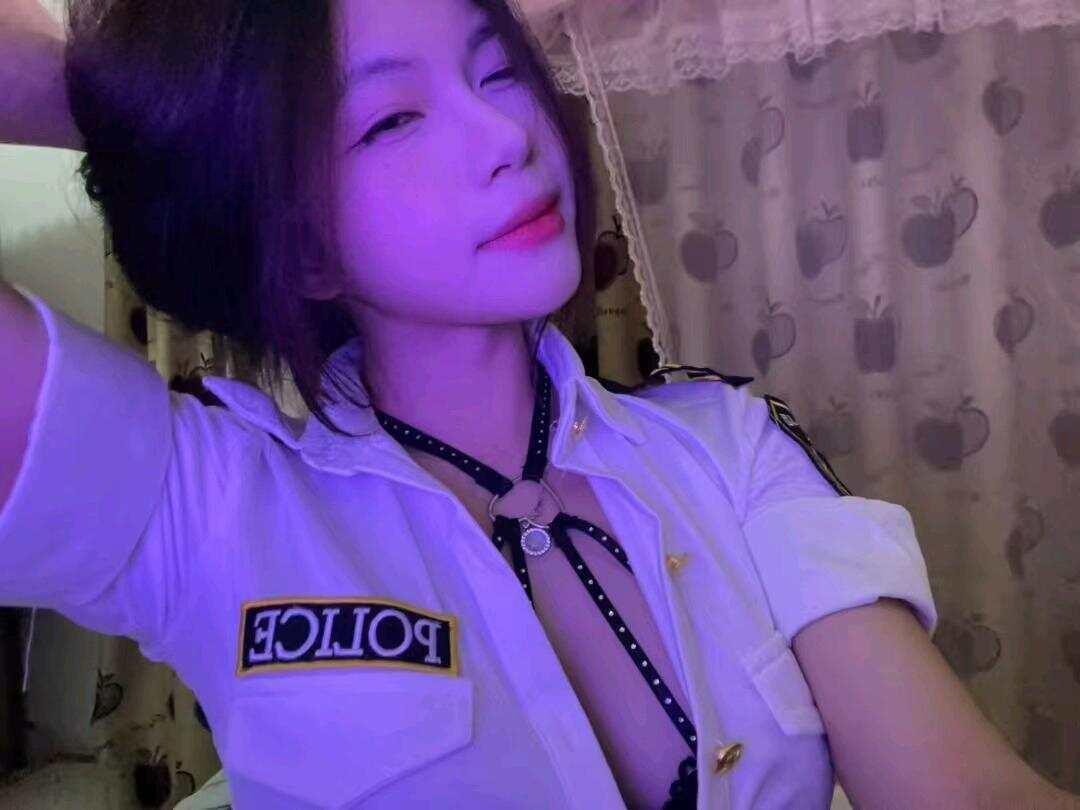 多加香菜 - 露腰女警花 第6张图片