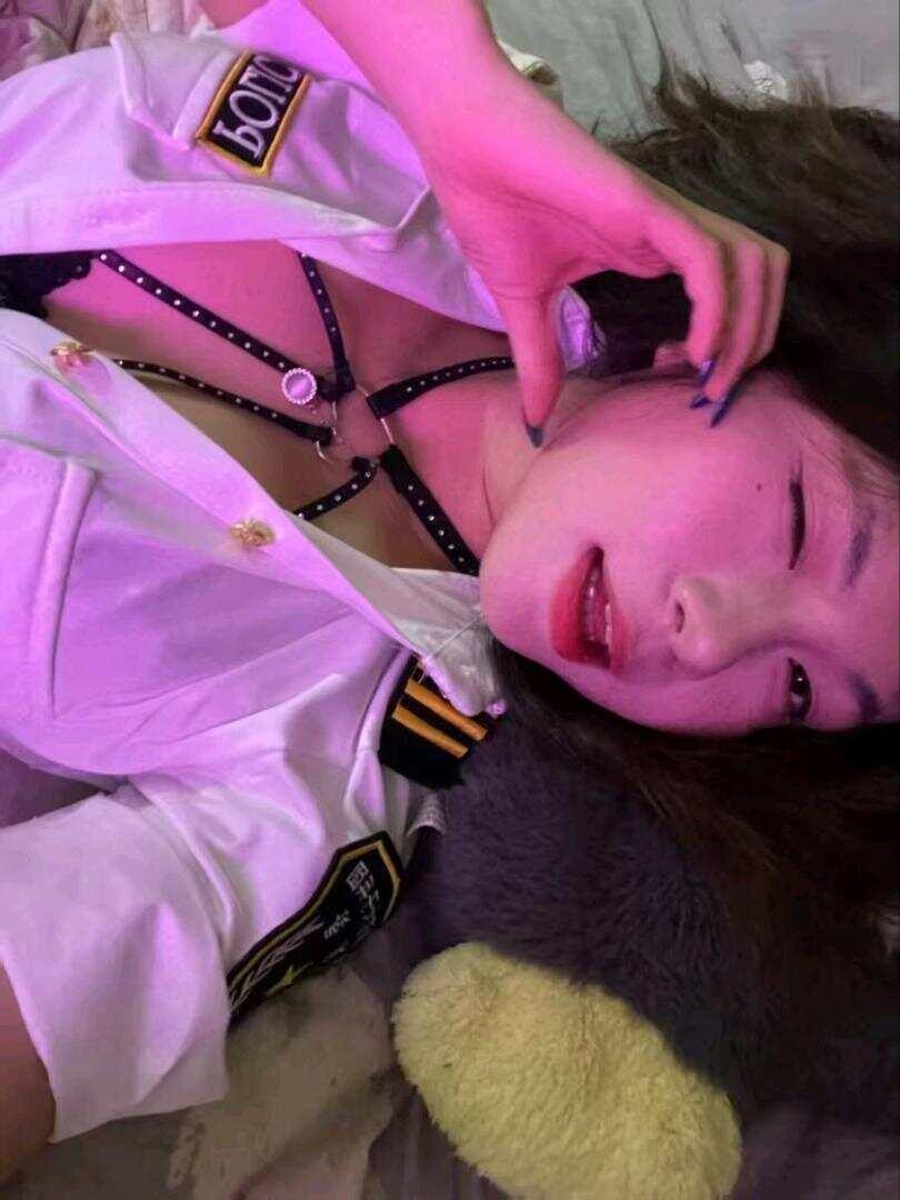 多加香菜 - 露腰女警花 第12张图片
