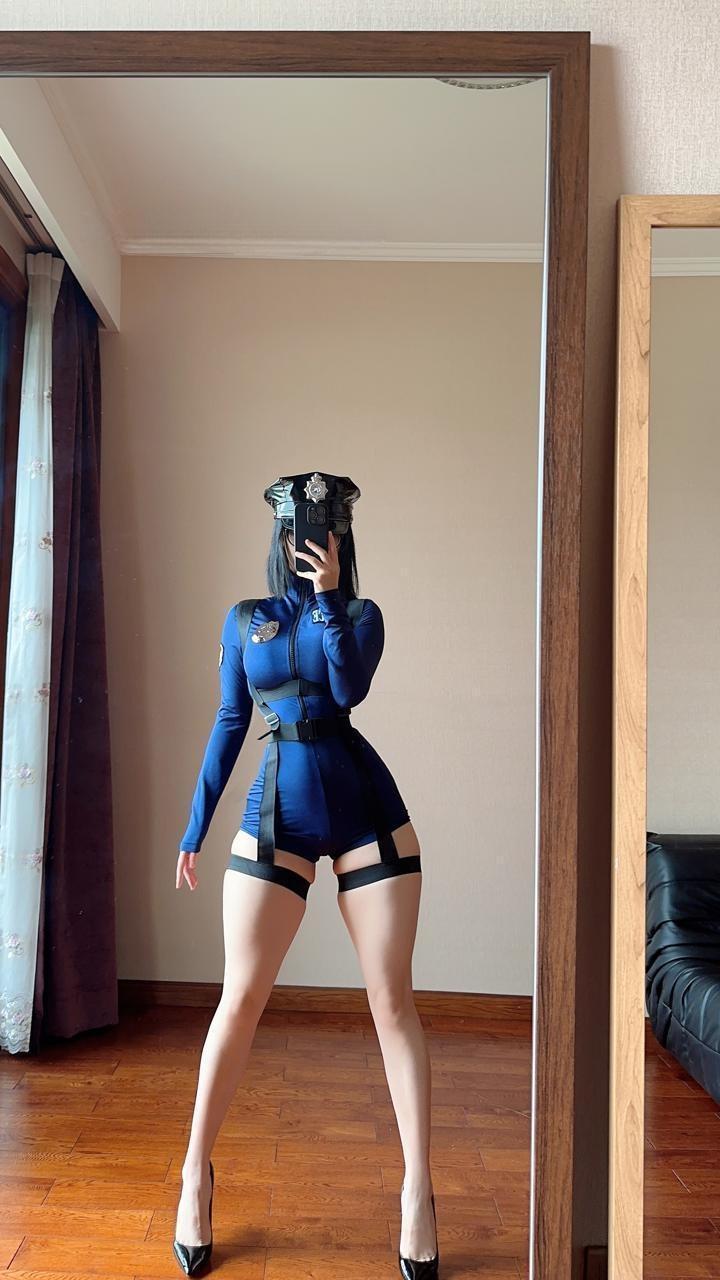 俏妞qiaoniutT - 吊带女警花 第5张图片