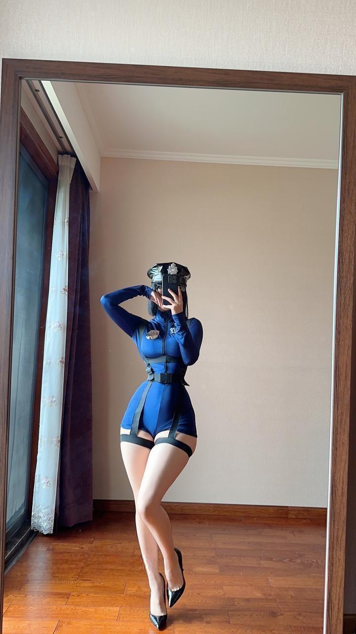 俏妞qiaoniutT - 吊带女警花 第6张图片
