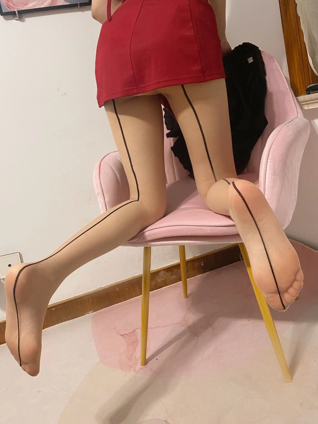 提袜少女 - 黑丝红裙人妻 第5张图片