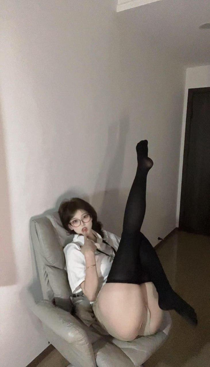 吞吞 - 黑丝女秘书 第4张图片