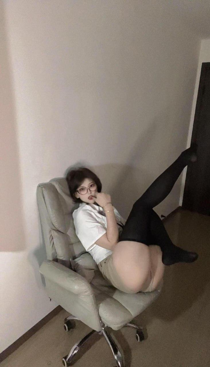 吞吞 - 黑丝女秘书 第3张图片