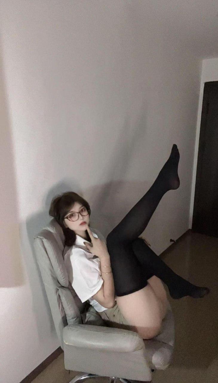 吞吞 - 黑丝女秘书 第5张图片