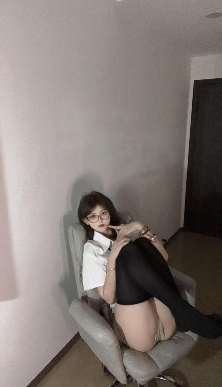 吞吞 - 黑丝女秘书 第6张图片