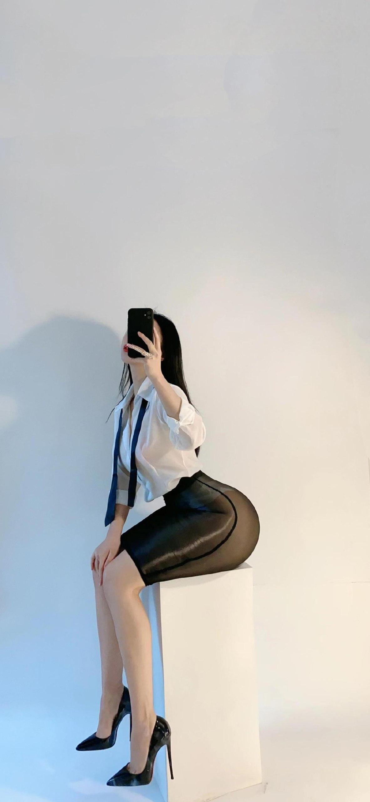 俏妞 - 透视黑蜜桃 第1张图片