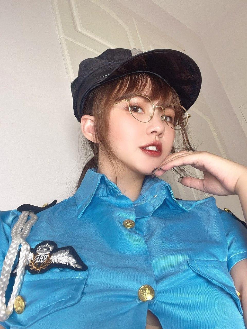 张思允 - 敞开式蓝色警花制服 第1张图片