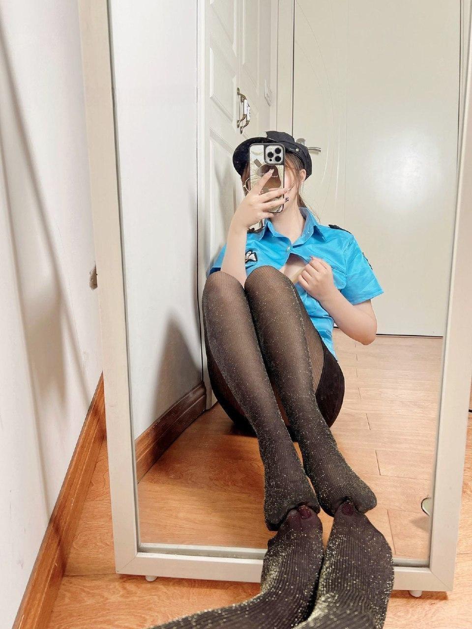张思允 - 敞开式蓝色警花制服 第13张图片