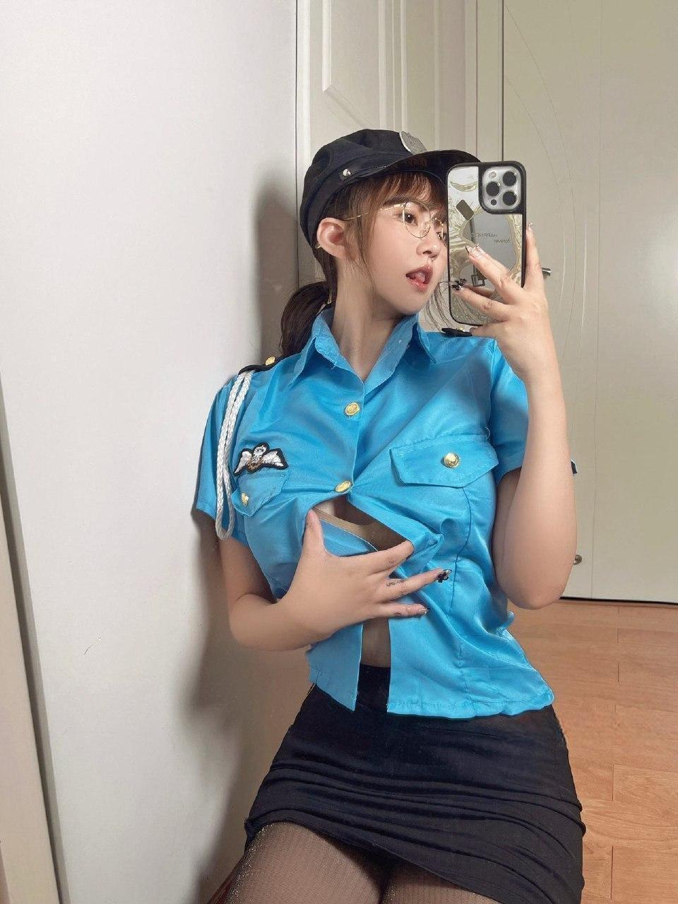 张思允 - 敞开式蓝色警花制服 第15张图片