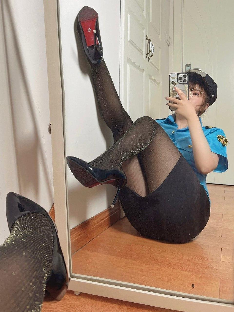 张思允 - 敞开式蓝色警花制服 第18张图片