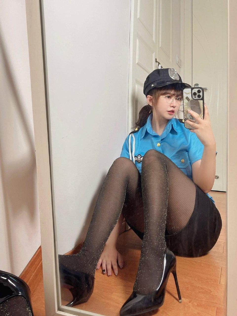 张思允 - 敞开式蓝色警花制服 第22张图片