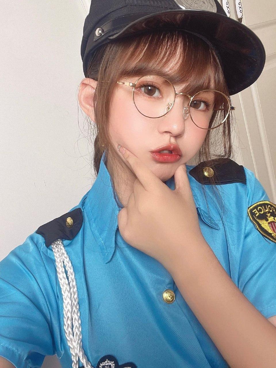 张思允 - 敞开式蓝色警花制服 第24张图片