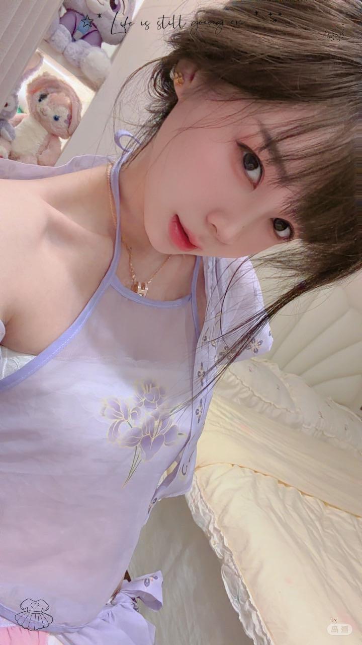 七七仙女 - 浅紫色花卉印花吊带背心 第3张图片