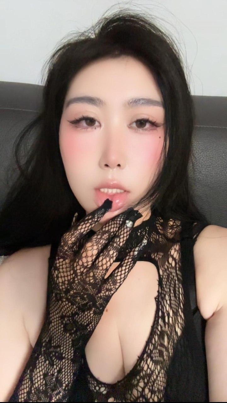 叶子姐姐 - 蟒纹渔网袜 第2张图片