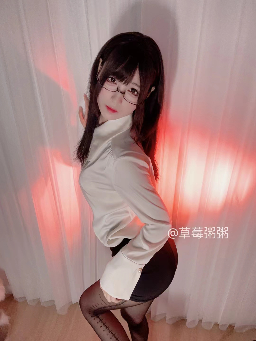 十万口草莓粥粥 - 酒红氛围版黑丝 第4张图片