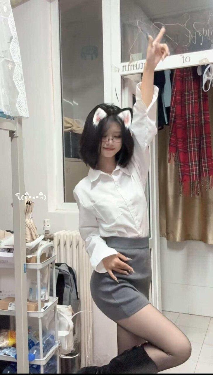 小樱小源 - 套裙学姐 第13张图片