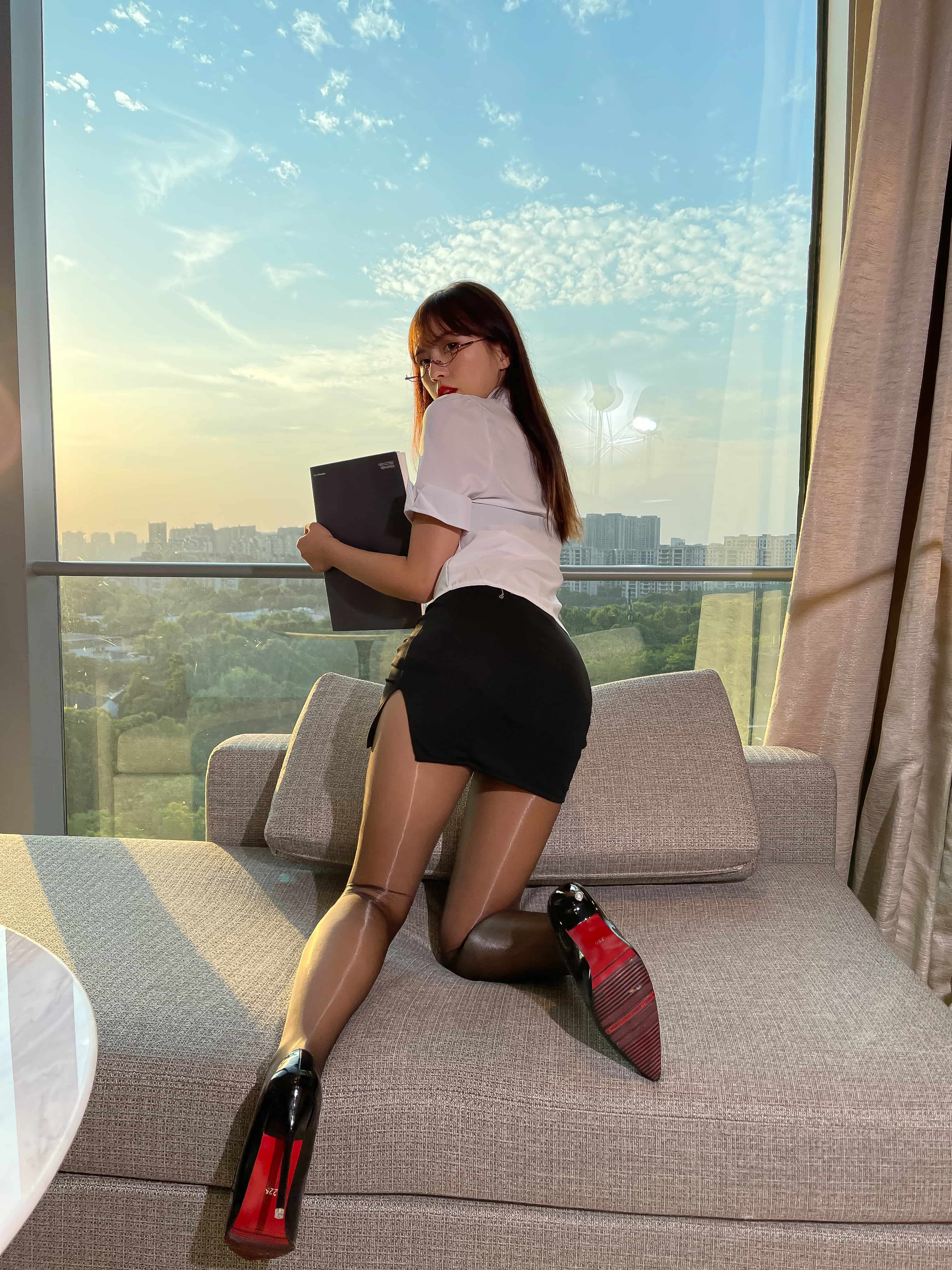 张思允Nice - 油亮黑丝制服 第2张图片