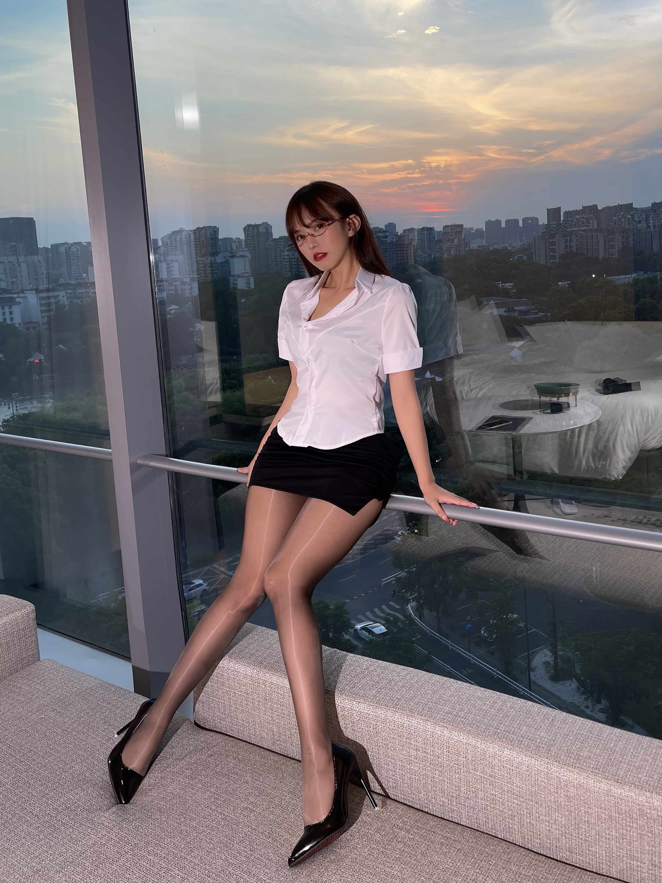 张思允Nice - 油亮黑丝制服 第21张图片