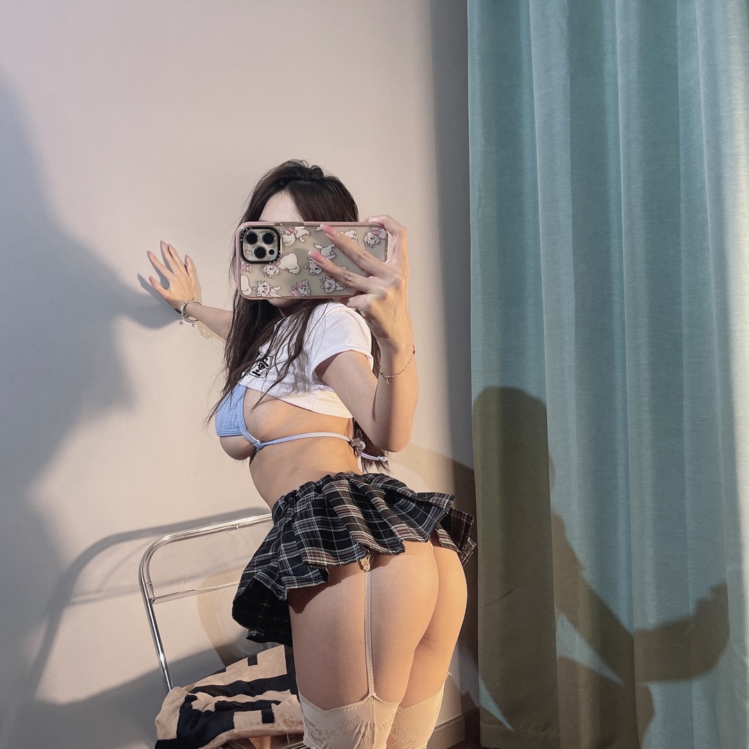 兔宝妮to - 白丝美臀jk 第19张图片