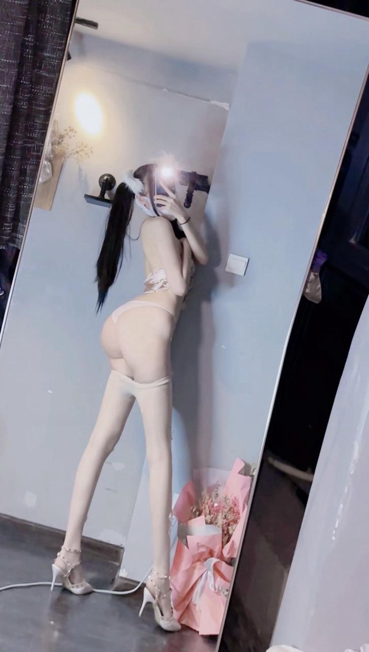 小艾根本吃不饱 - 完美的细丁姿势 第32张图片