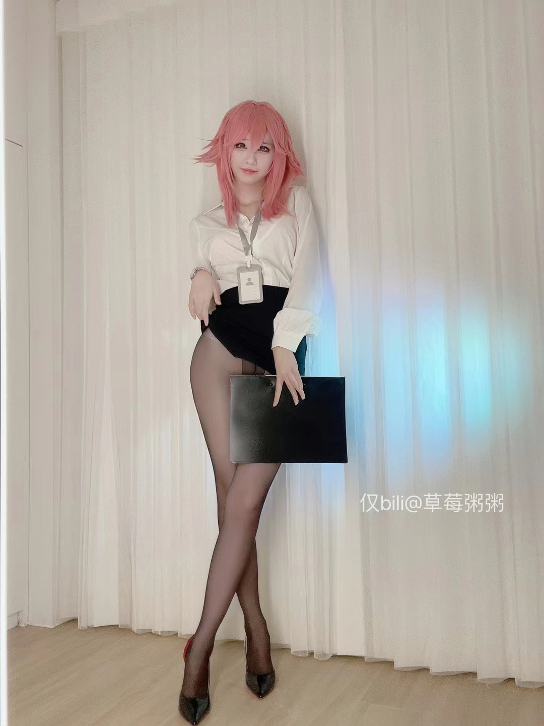 十万口草莓粥粥 - 红发黑丝女郎 第1张图片