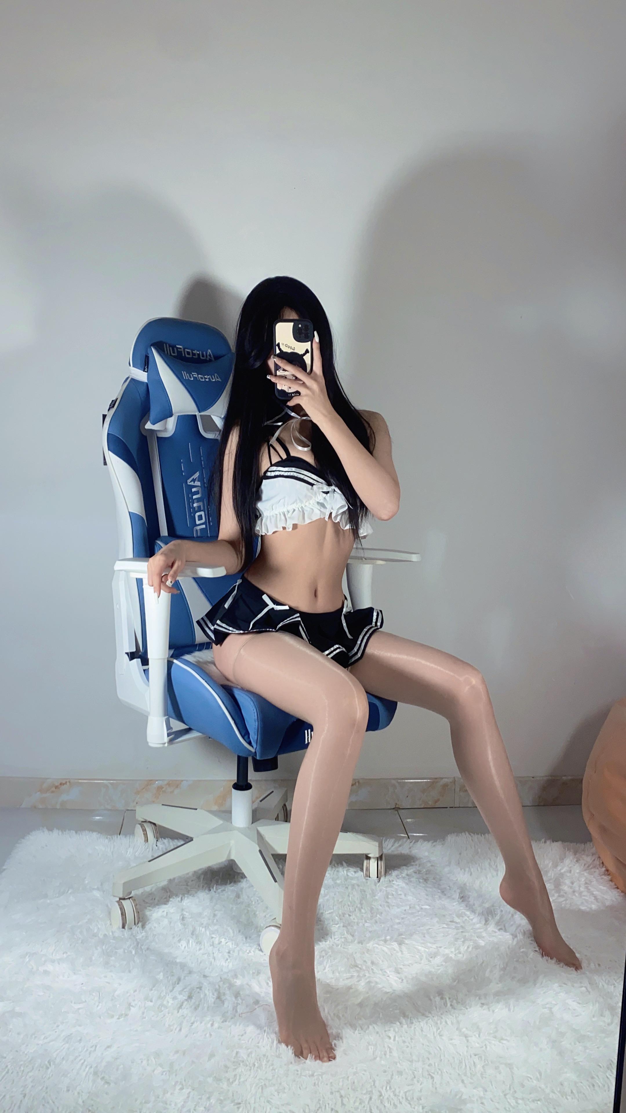 徐绾绾 - 黑白水手服比基尼 第5张图片