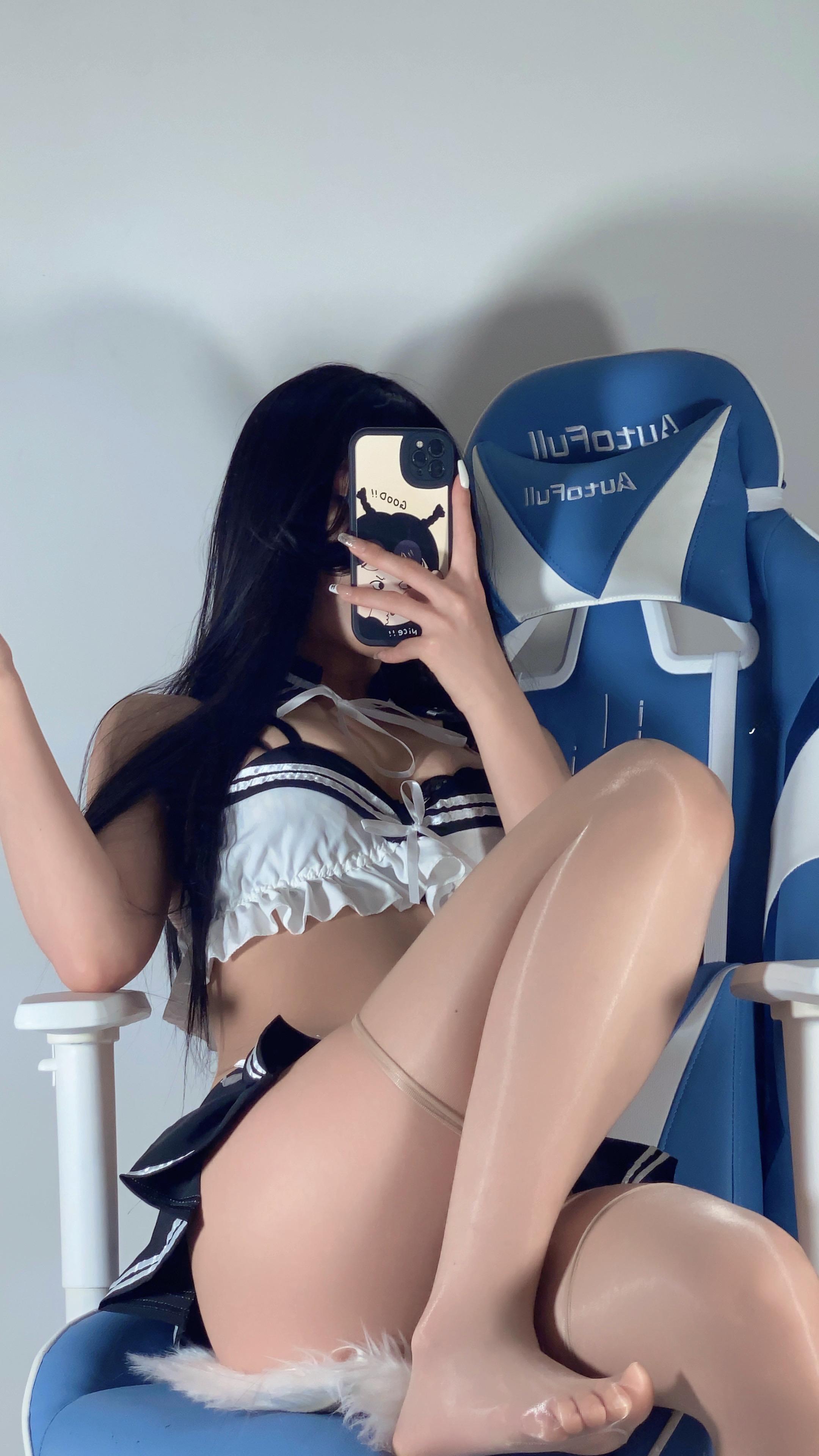 徐绾绾 - 黑白水手服比基尼 第17张图片