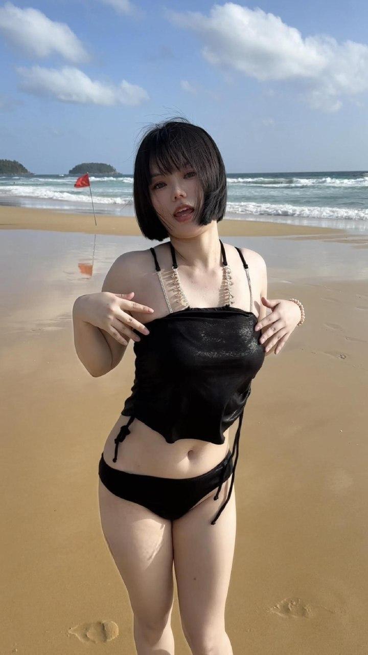 小瑾 - 海边黑色比基尼 第4张图片