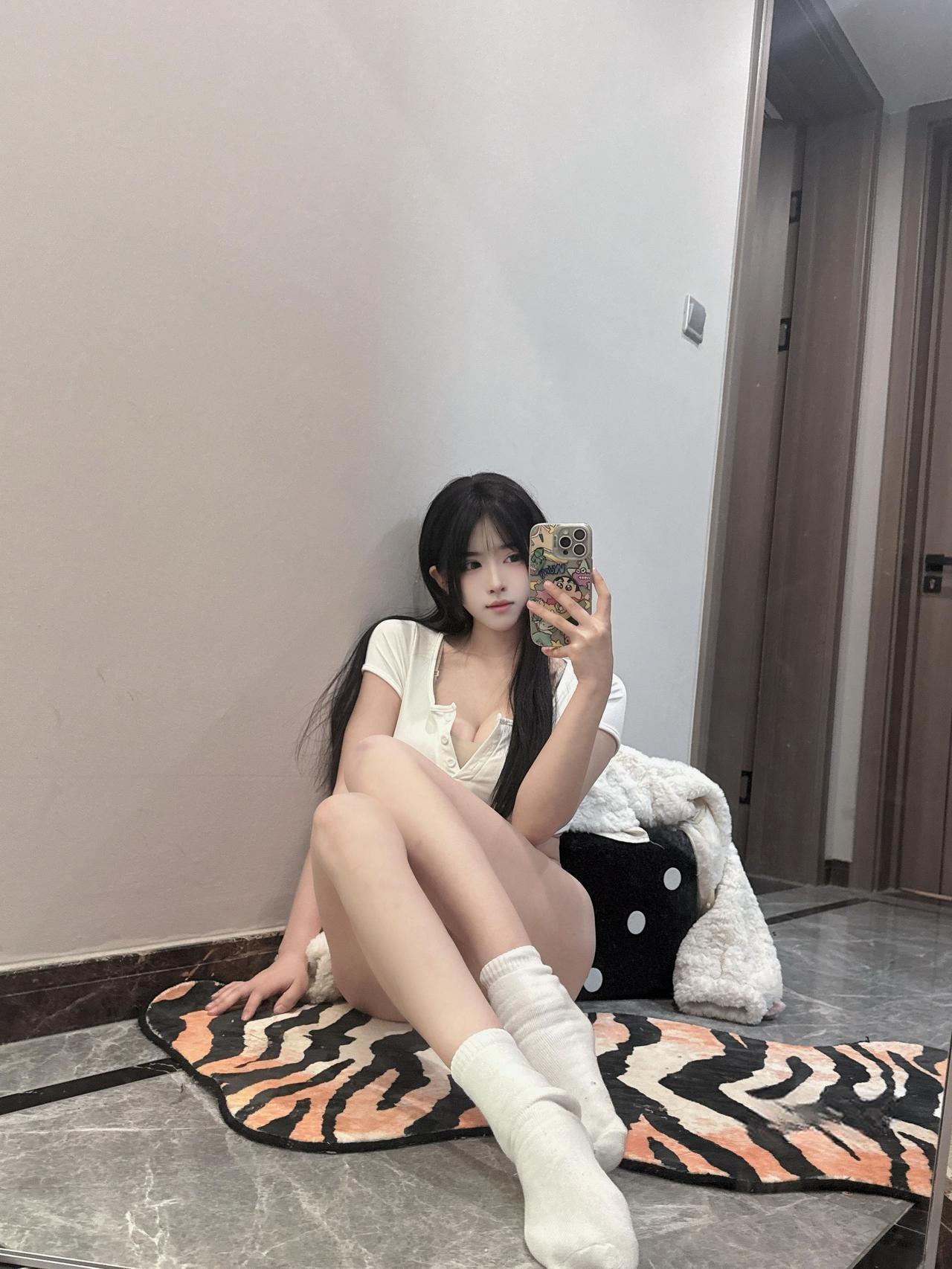 喜欢吃香菜 - 白色穿搭 第7张图片